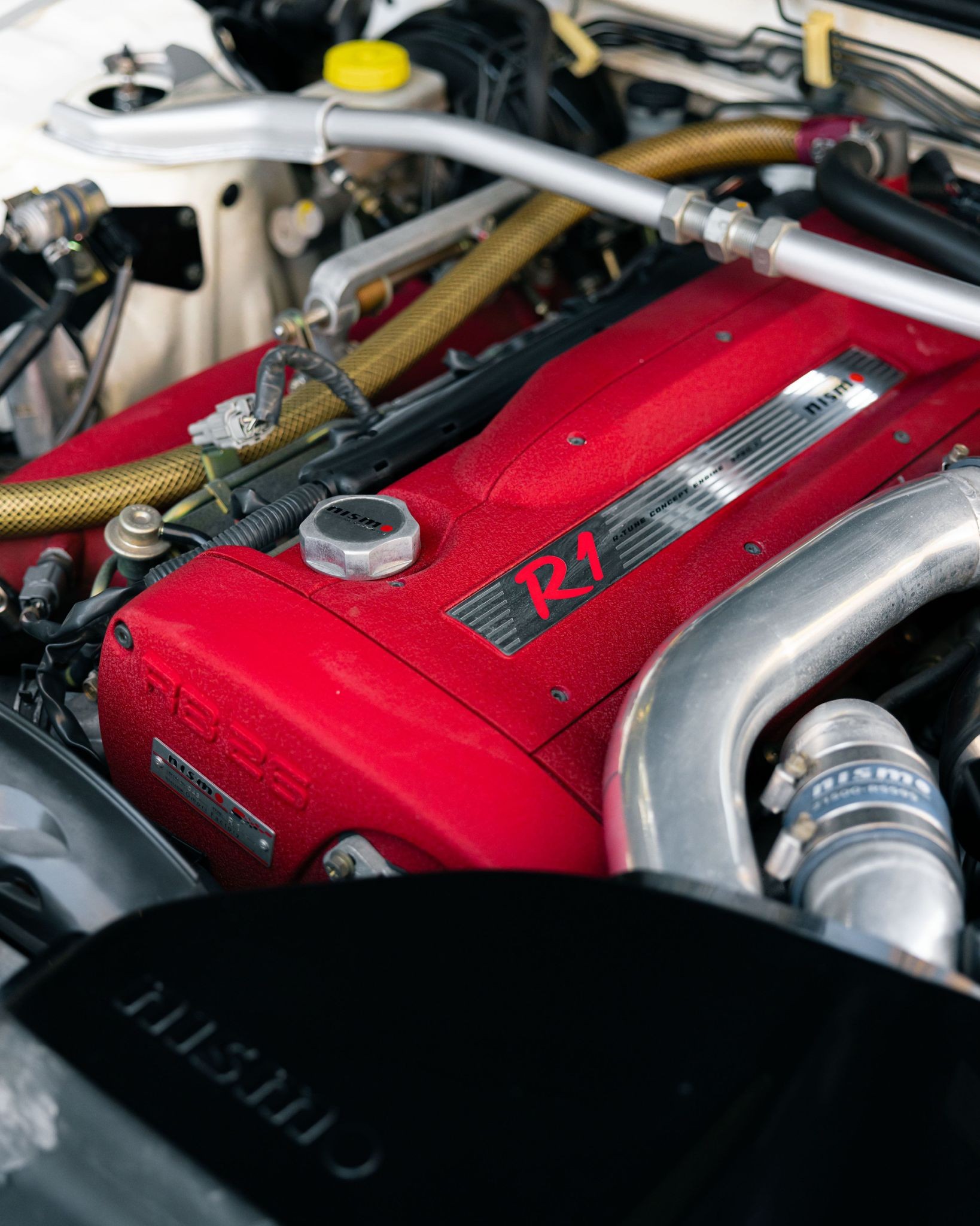 RB26DETT engine bay in NISMO R1 spec — red cam cover