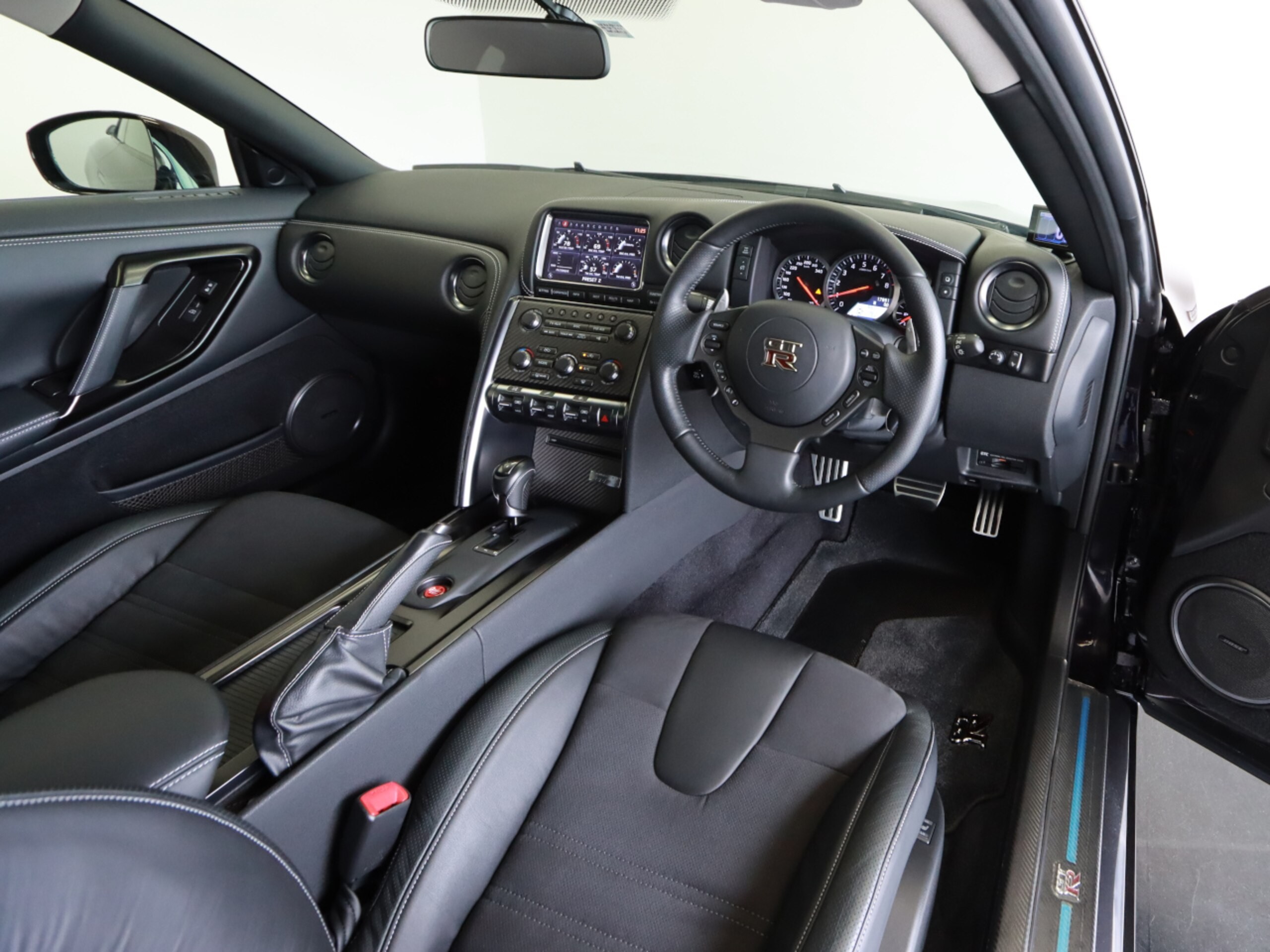 R35 GT-R interior — gauge cluster, custom view 5 display, center console